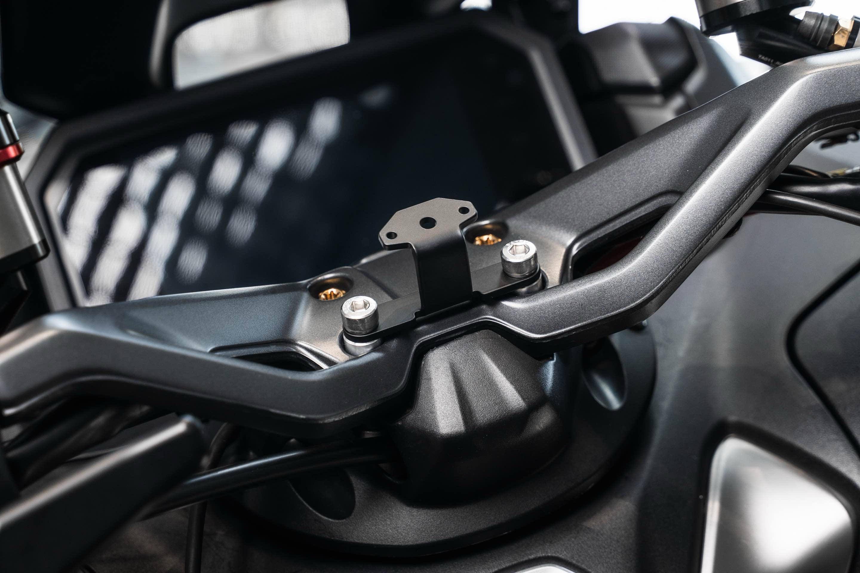 Yamaha TMAX560専用 AIO-6 & AIO-5シリーズ対応ブラケット【代引不可】