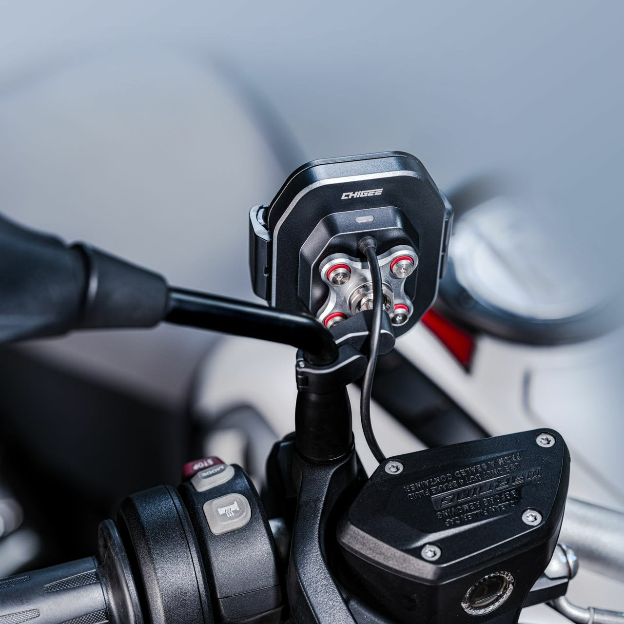 片手で瞬時に着脱!次世代のコンパクト振動吸収スマホホルダー・急速充電器 CG2 - AKEEYO