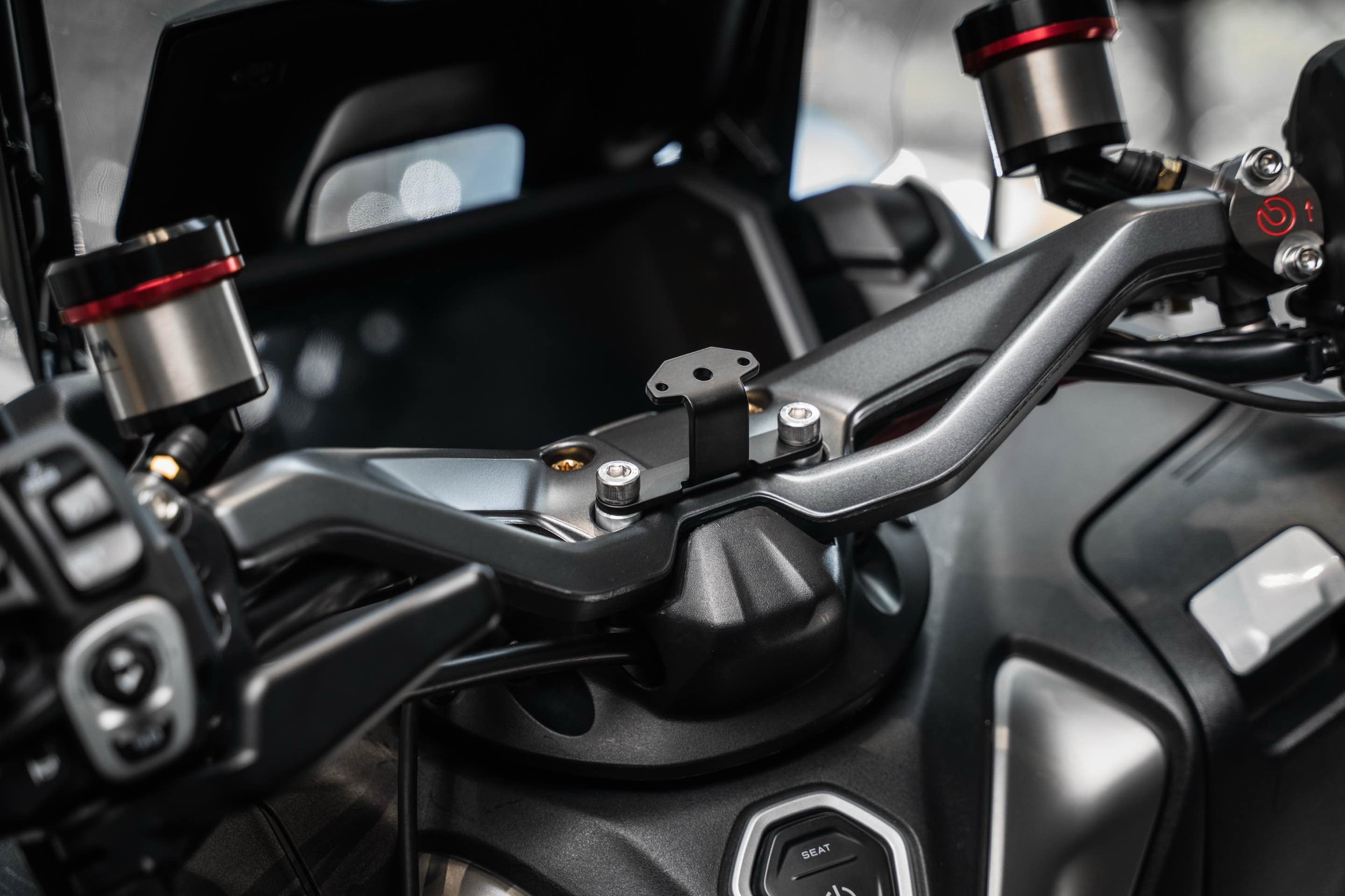 Yamaha TMAX560専用 AIO-6 & AIO-5シリーズ対応ブラケット【代引不可】