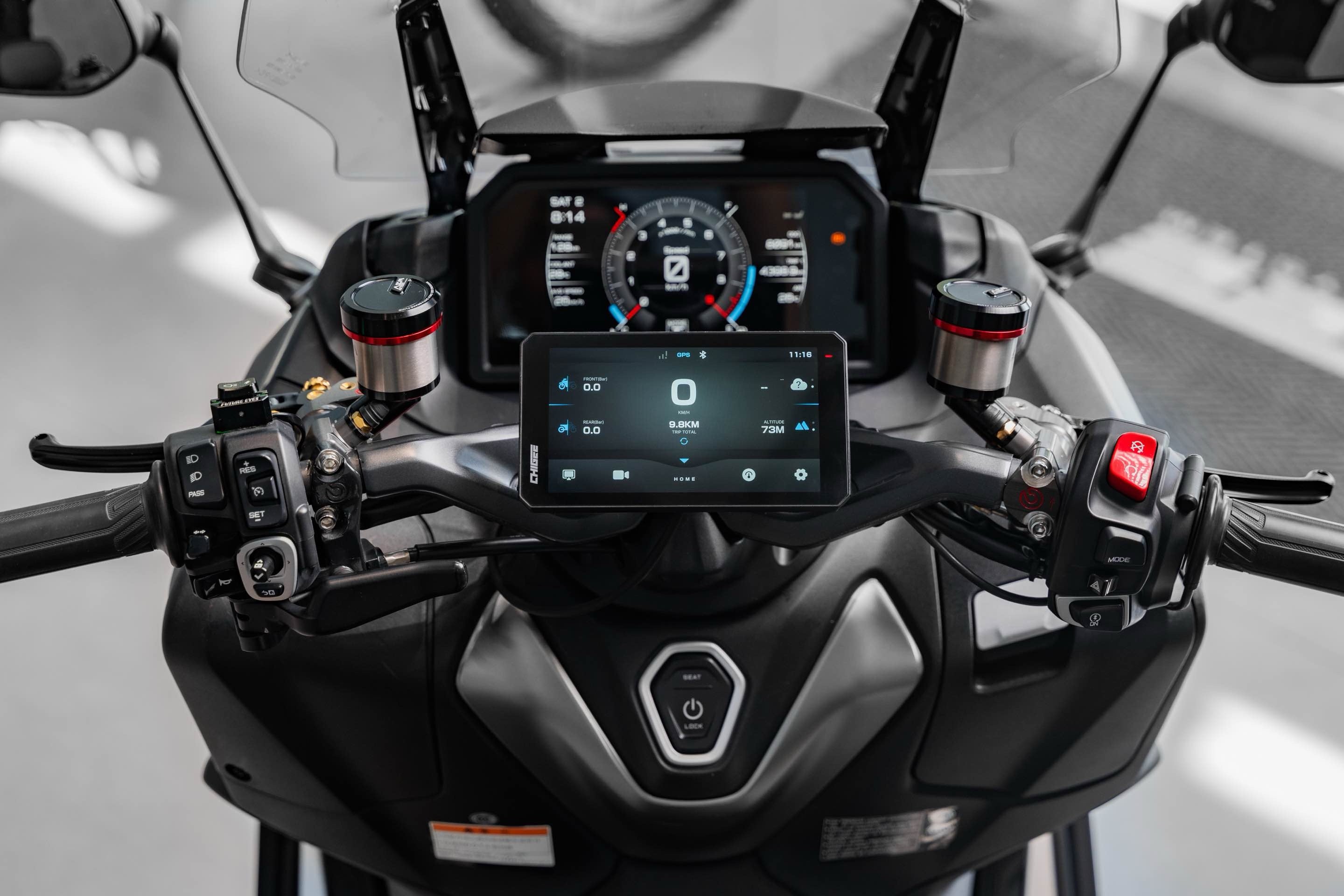 Yamaha TMAX560専用 AIO-6 & AIO-5シリーズ対応ブラケット【代引不可】