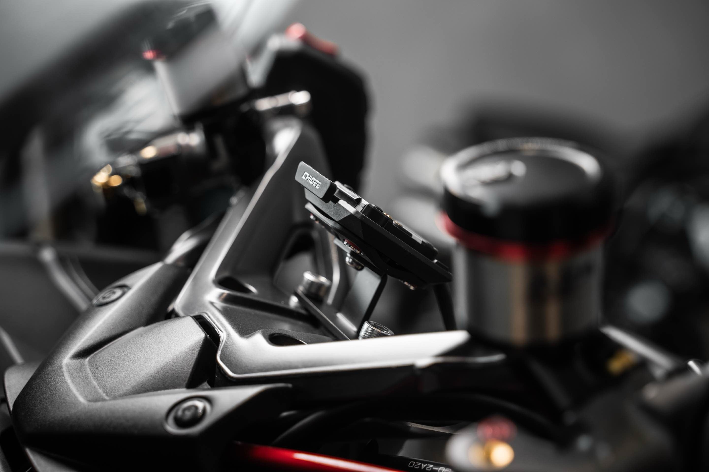 Yamaha TMAX560専用 AIO-6 & AIO-5シリーズ対応ブラケット【代引不可】