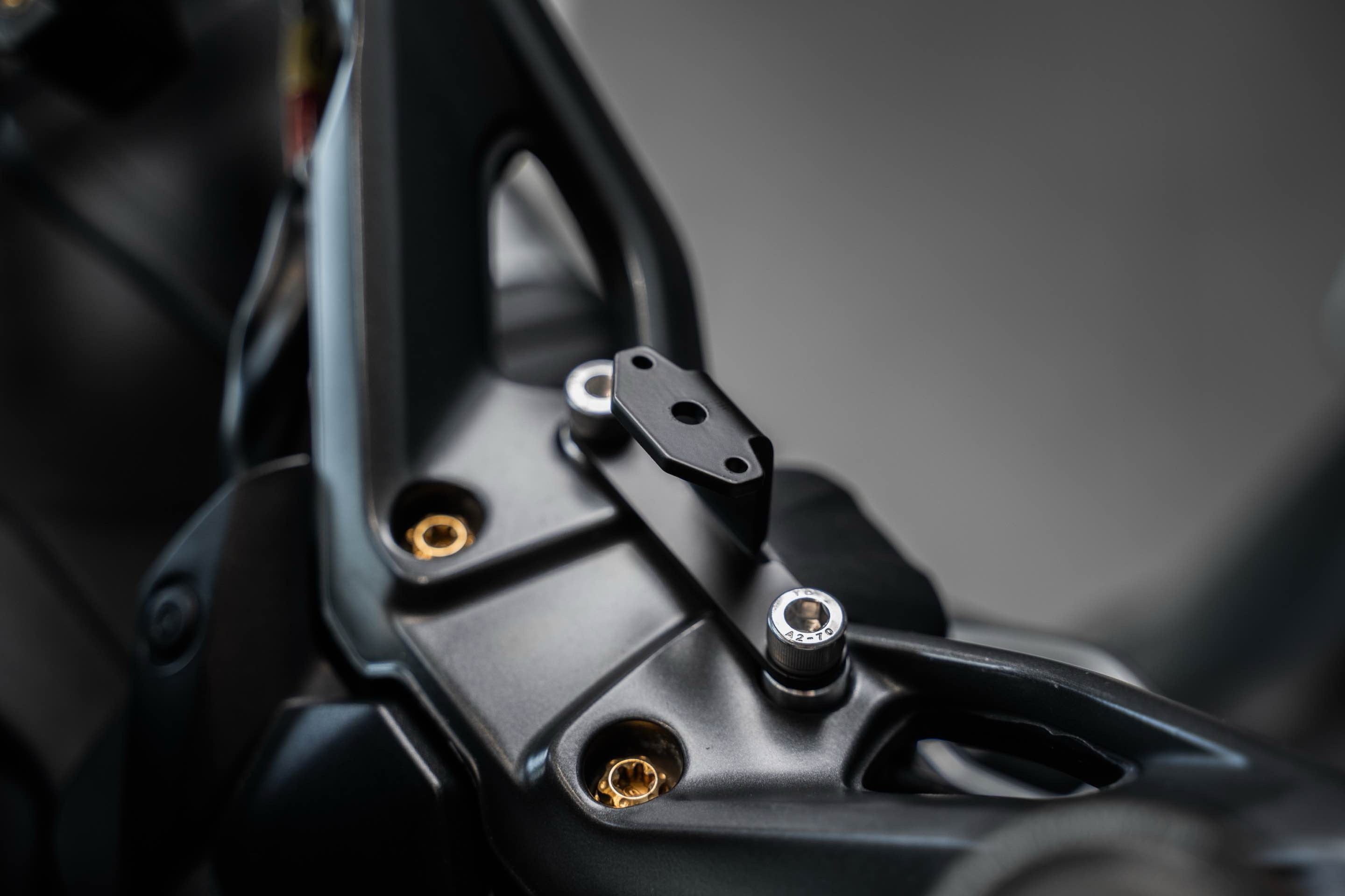 Yamaha TMAX560専用 AIO-6 & AIO-5シリーズ対応ブラケット