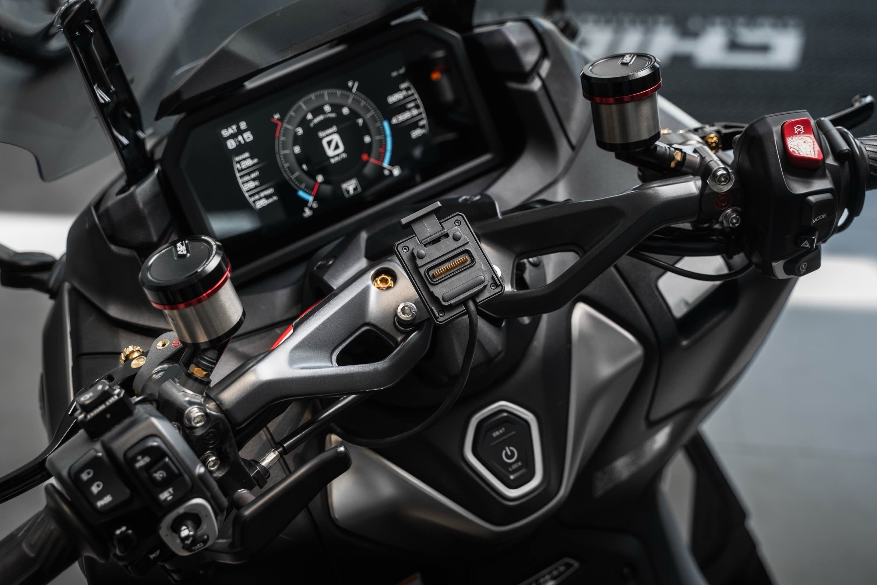 Yamaha TMAX560専用 AIO-6 & AIO-5シリーズ対応ブラケット【代引不可】